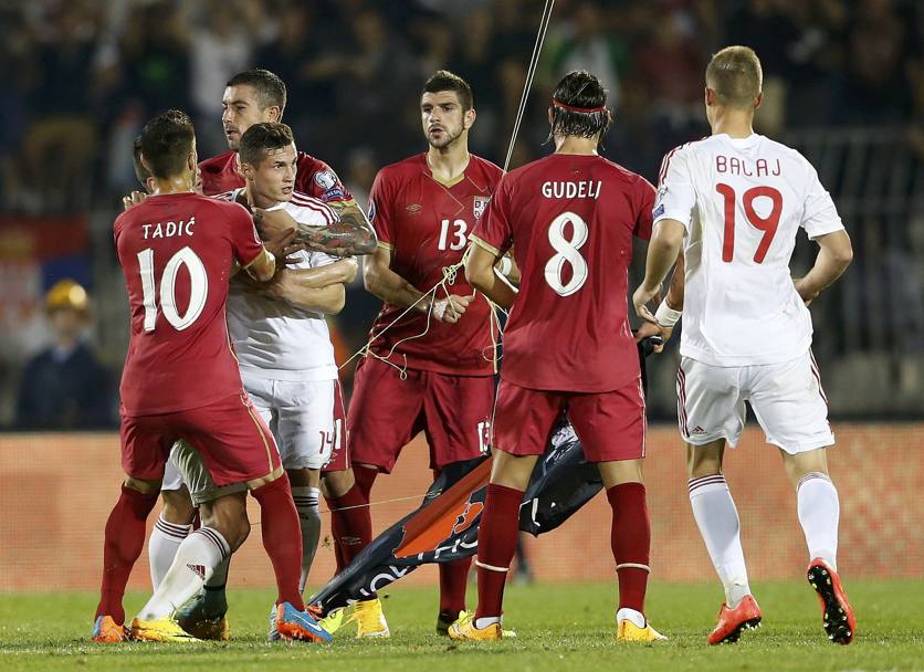 Il gesto scatena la rabbia dei giocatori albanesi. Reuters